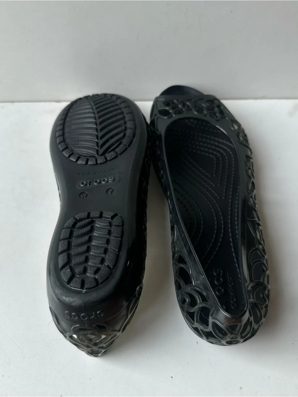 Crocs Women’s Black Floral Cutout Peep Toe Jelly Flats Comfort Shoes Size 7 W - Picture 10 of 10